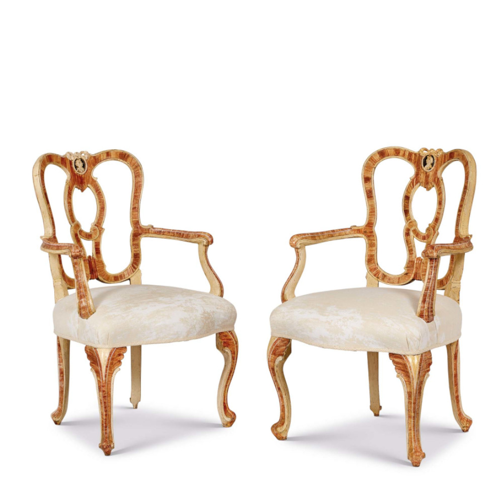 Coppia di poltrone in legno laccato