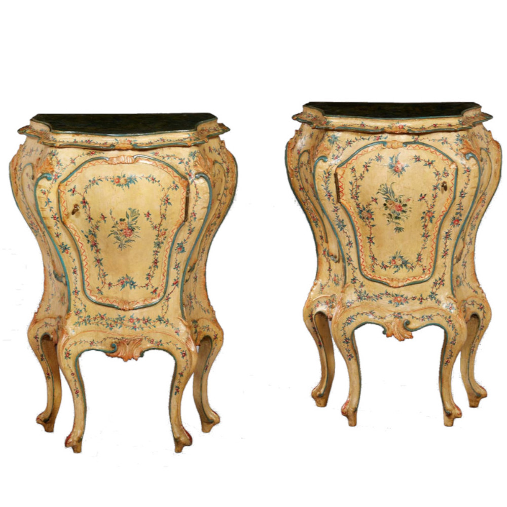 Coppia di mobiletti laccati