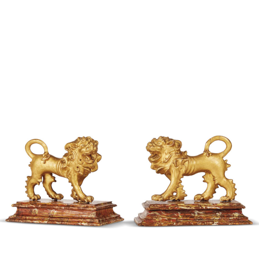 Coppia di sculture in legno dorato leoncini