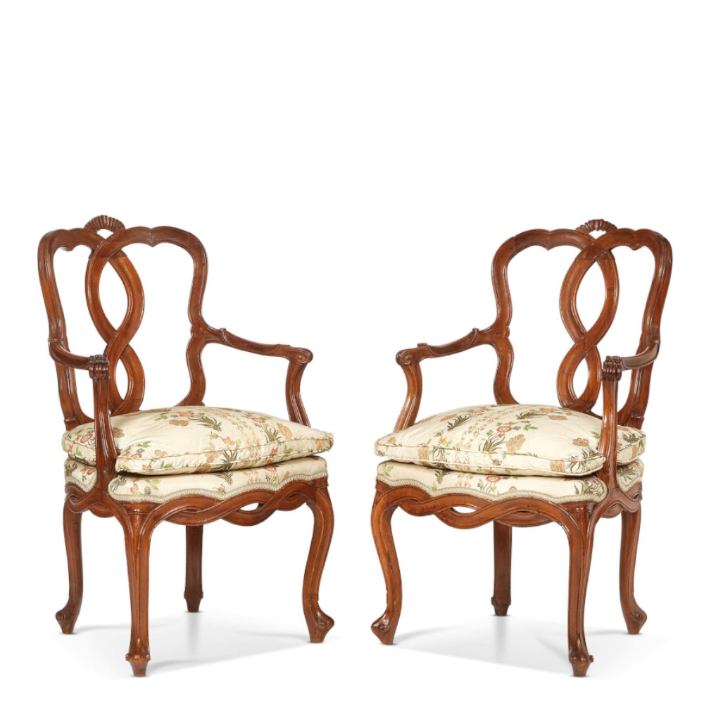 Coppia di poltrone in legno di noce