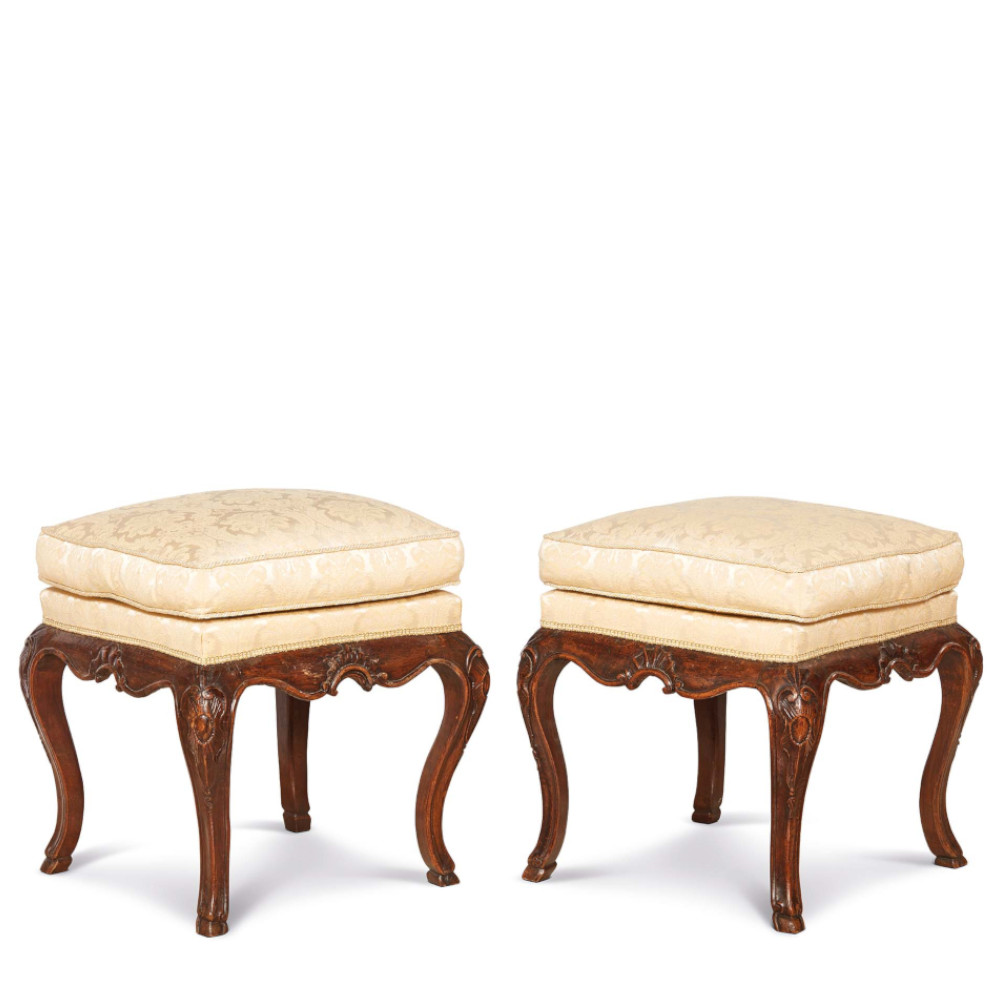 Coppia di panchetti in legno di noce