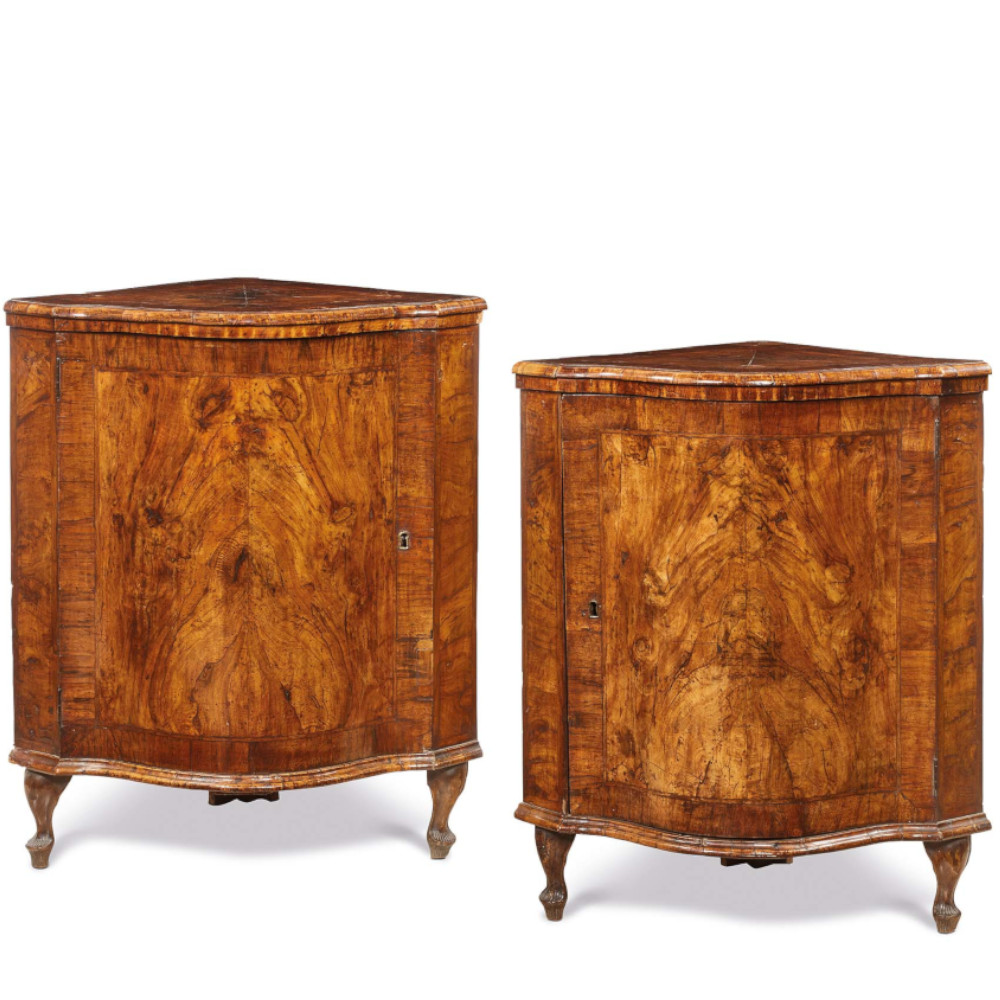 Coppia di angoliere in radica di noce