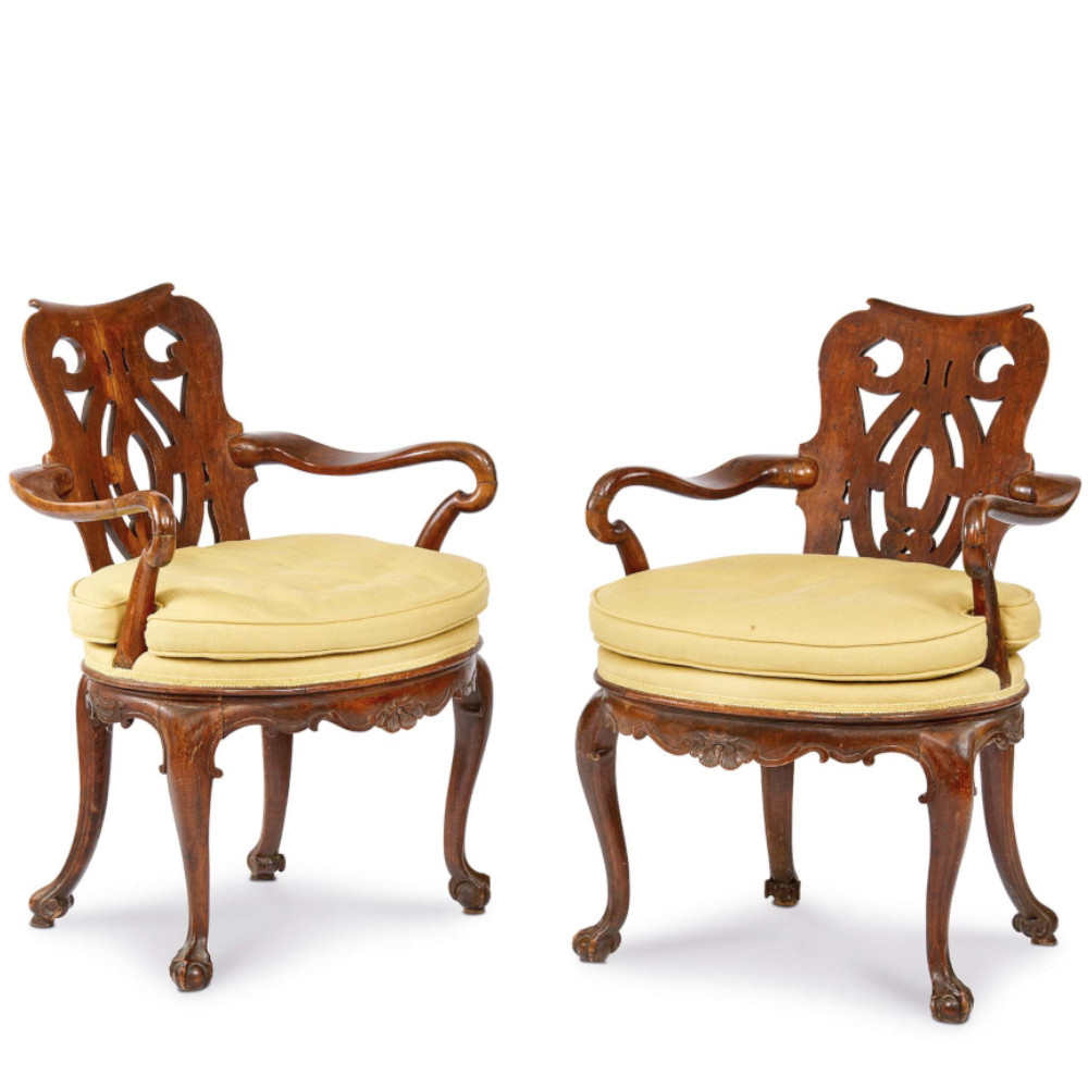 Coppia di poltrone in legno di noce