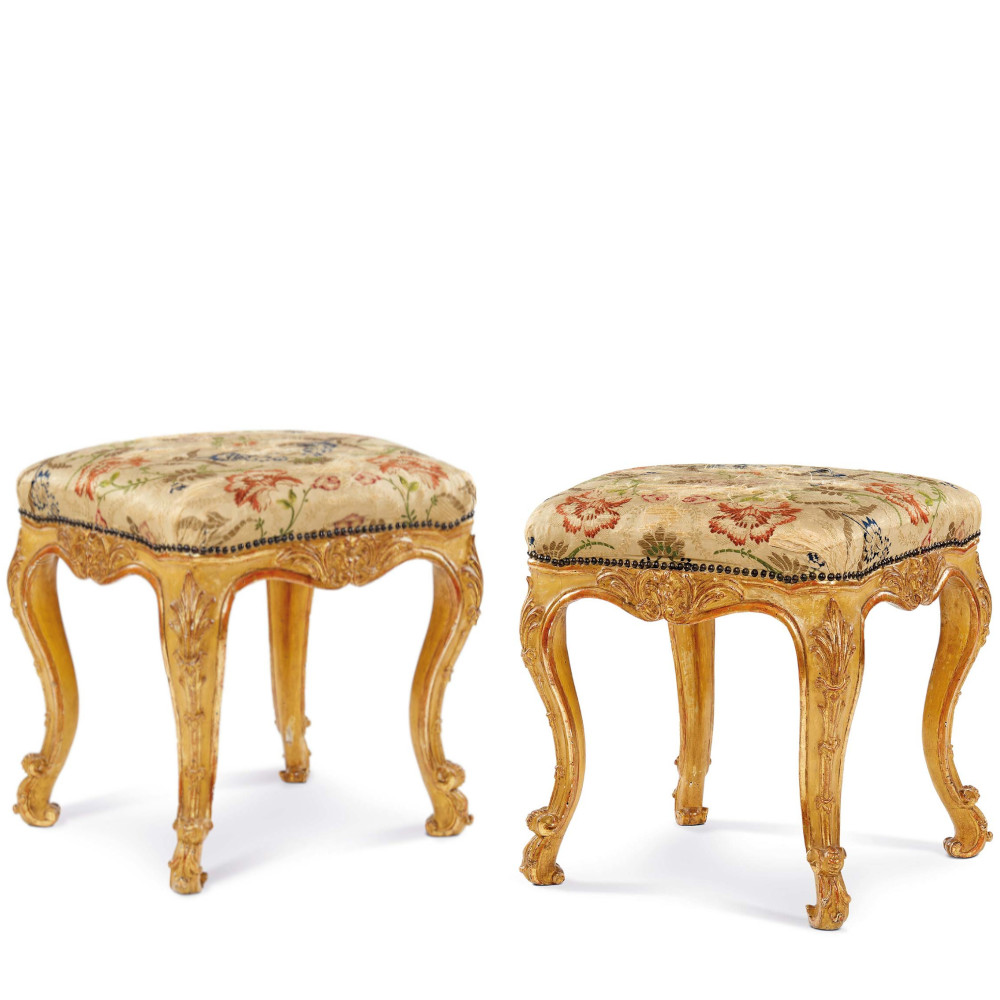 Coppia di panchetti in legno dorato